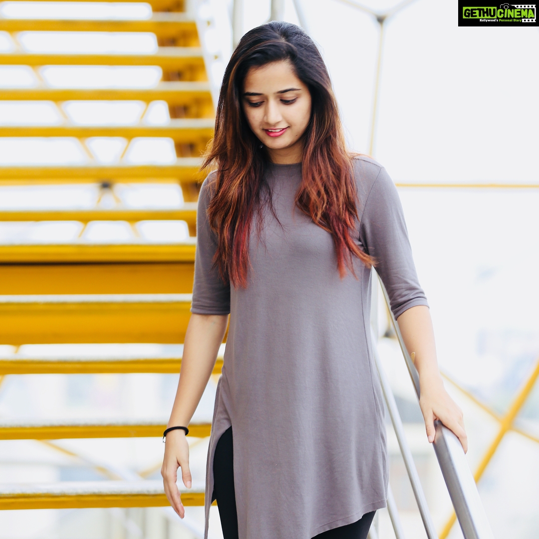 Ashika Ranganath Instagram - Yes I donโt pose but try to be cute when thereโs camera around ๐๐ and this person knows how to capture it ..thanks macha ๐ PC: @suprithshekar