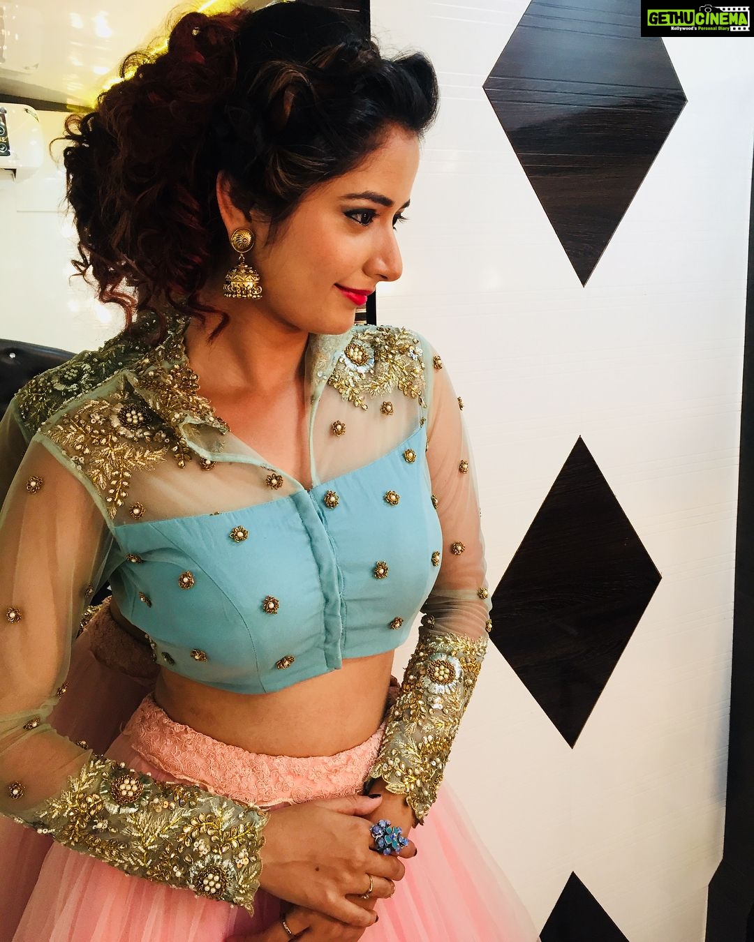 Ashika Ranganath Instagram - Dolled up in #byshachina’s beautiful lehenga 💕thanks darling 😘@shachinaheggar and loved the hair do too .. ty Shobha #zeekutumbaawards2017