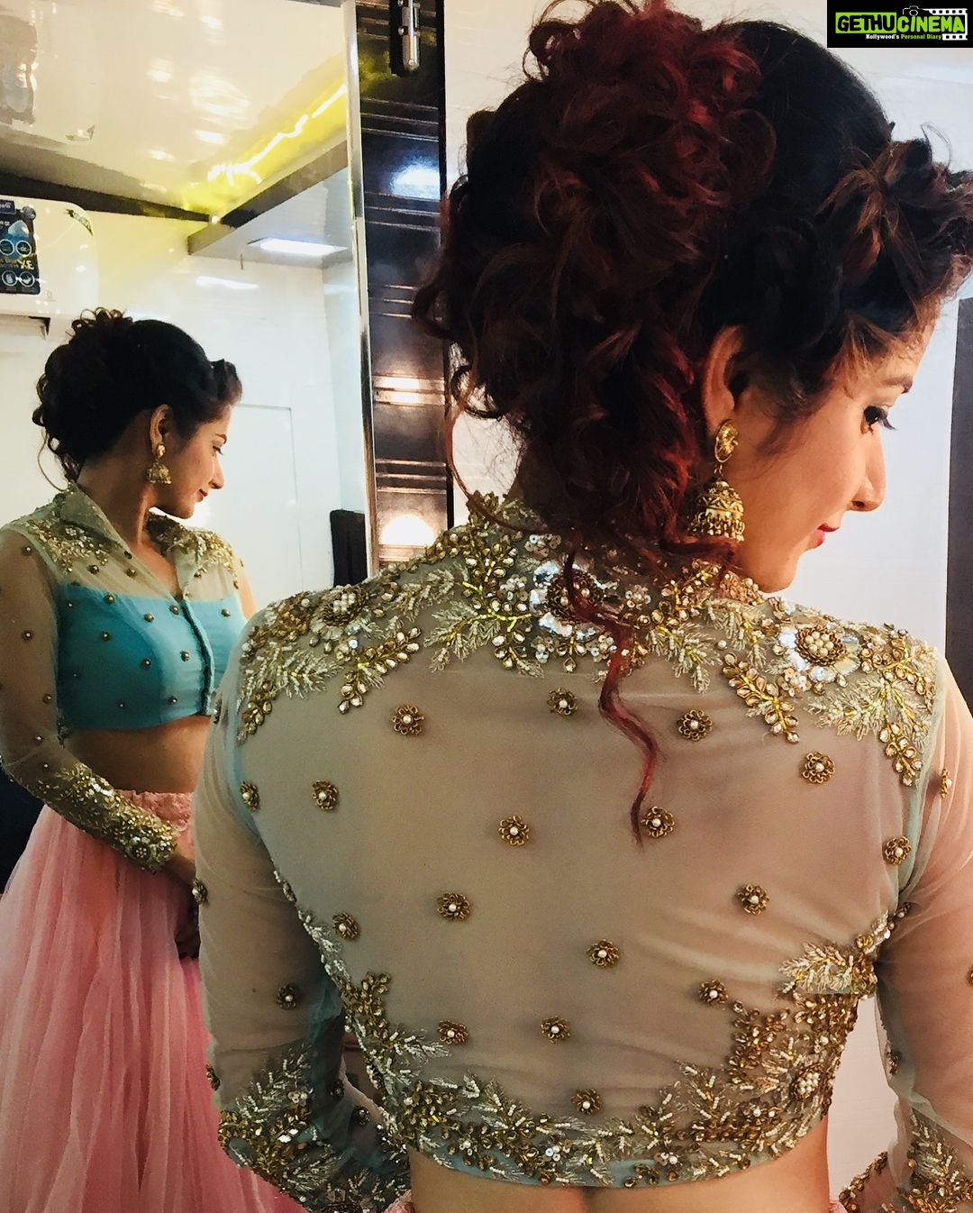 Ashika Ranganath Instagram - Dolled up in #byshachina’s beautiful lehenga 💕thanks darling 😘@shachinaheggar and loved the hair do too .. ty Shobha #zeekutumbaawards2017