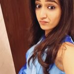 Ashika Ranganath Instagram - Remember the climax scene from mugulunage ?? 🙈🤣this was a crazy thing ever to do .. I still remember the whole team teasing me 😅including yograj sir ! Best times best memories #crazyness #shoottime #mugulunage