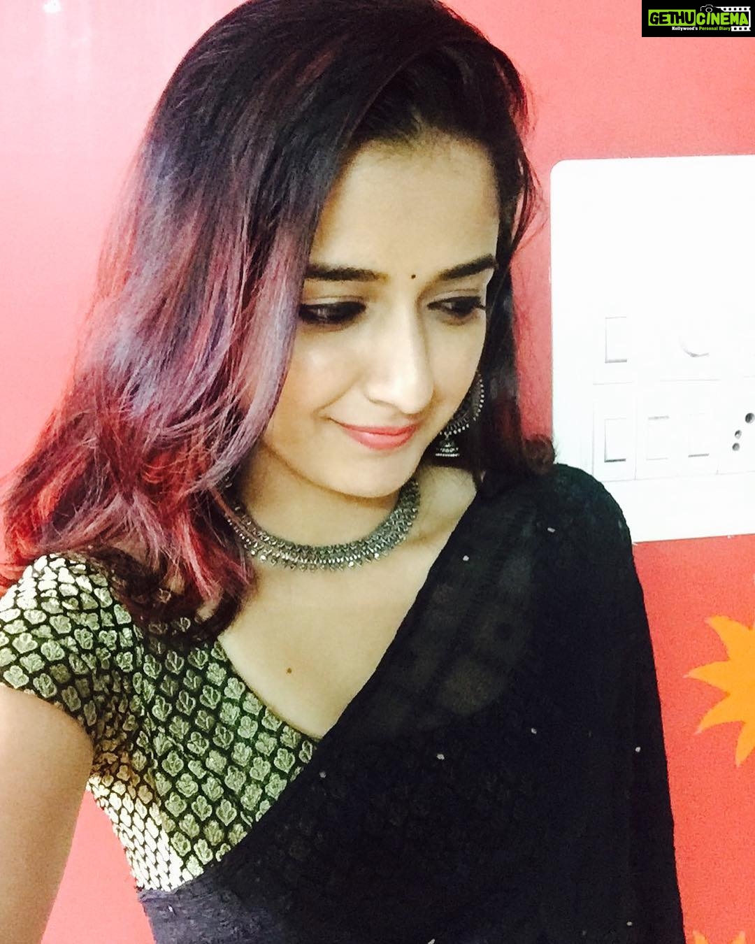 Ashika Ranganath Instagram - This thing works for me everytime I get ready ! 😉🙈💕#mugulunage promotions