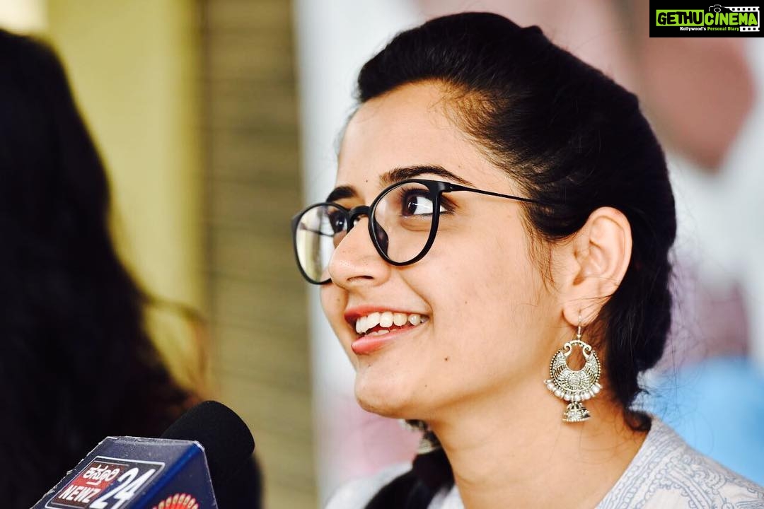 Ashika Ranganath Instagram - Don't know y .. when I see these pictures it reminds me of mugulunage poster 🙈