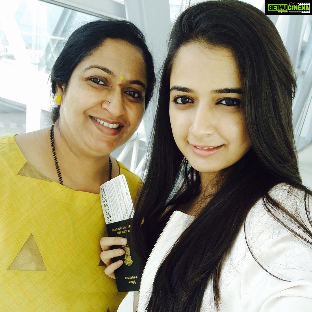 Ashika Ranganath Instagram - Abu Dhabi scenes .. 1st siima awards ! 😍 Bengaluru International Airport