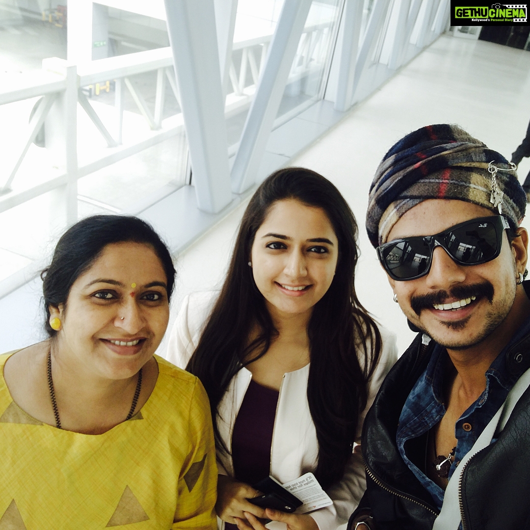 Ashika Ranganath Instagram - With our kannada stars ! Good friends now 🙌🏻✌🏻Many are missing though .. ☺️