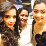 Ashika Ranganath Instagram - With our kannada stars ! Good friends now 🙌🏻✌🏻Many are missing though .. ☺️