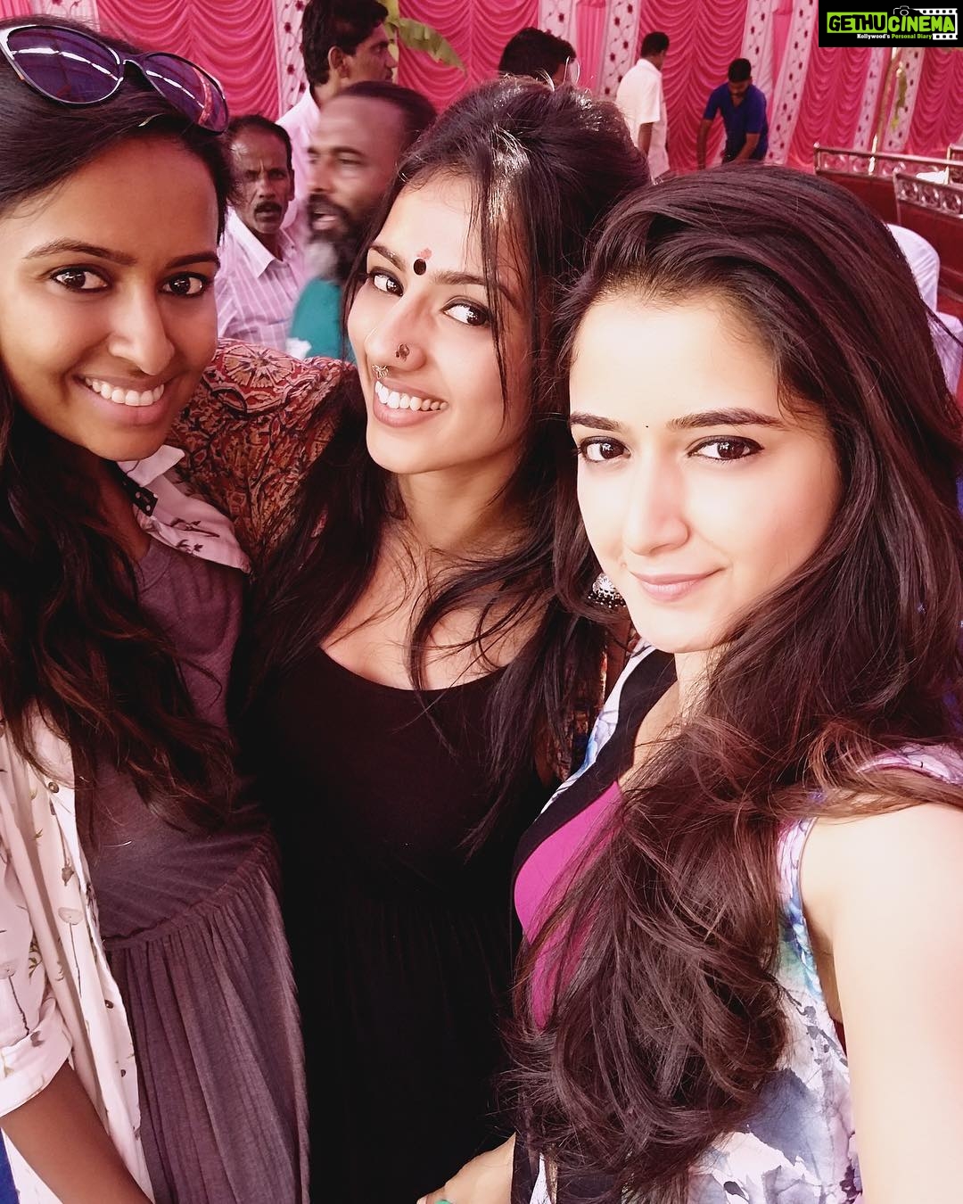 Ashika Ranganath Instagram - With the sweetest and beautiful actress @sruthi_hariharan22 ..thanks a lot for coming n wishing #garudateam 😍 And my darling designer @arundathi_anjanappa 😘 #Garuda #movielaunch