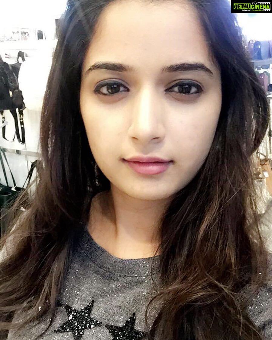 Ashika Ranganath Instagram - Happy Sunday ☺️ ❤️love to everyone ..
