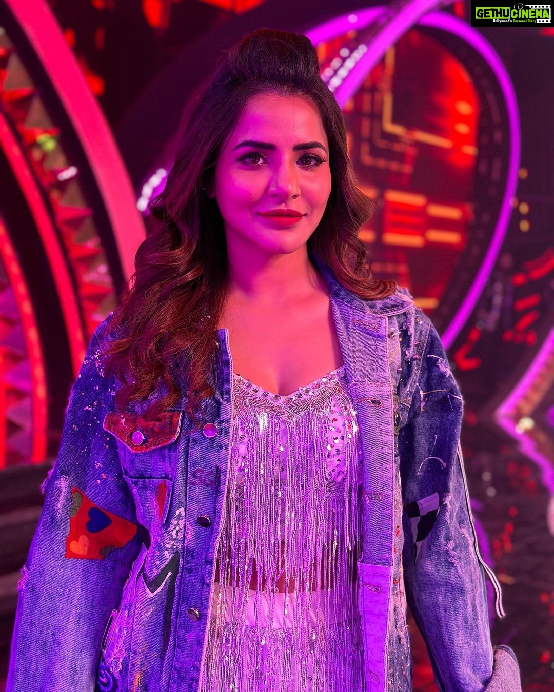 Ashu Reddy Instagram - Bling it on!! 🤗🎉 #ashureddy #positivevibes #december #seasontoshine⚡️ Annapurna Studios