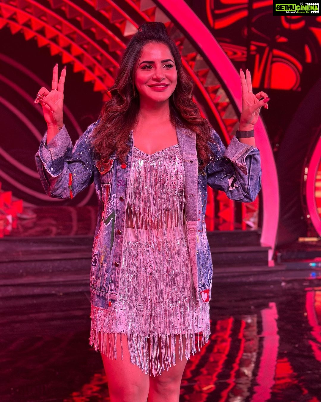 Ashu Reddy Instagram - Bling it on!! 🤗🎉 #ashureddy #positivevibes #december #seasontoshine⚡️ Annapurna Studios
