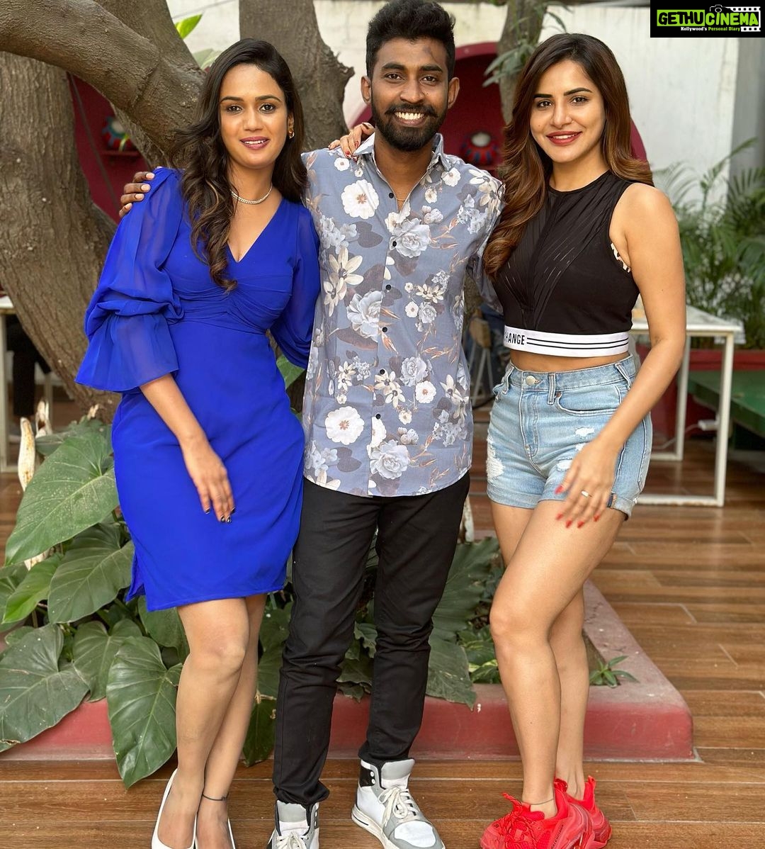 Ashu Reddy Instagram - My butterfly 🦋🤗 #ashureddy #ariyanaglory #girlsdayout 🐰 @hari_express @ariyanaglory #goodtimeswithgoodpeople 🫠
