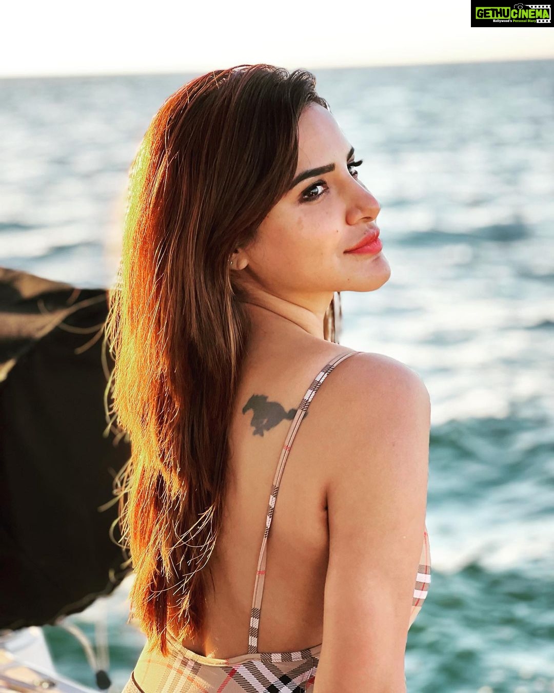 Ashu Reddy Instagram - Hot Box 💋 by the bay!! #ashureddy #california #yachtparty #vibinghigh ♥️ Malibu Beach