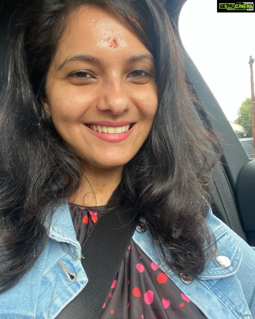 Ashwathy Warrier Instagram - New dawn , new day ☀️❤️! #nofilter #selfie #smile #newday #newdawn #london #travel #temple #specialday #goodtimes #grateful #ashwathy #ashwathywarrier #ashwathyravikumar