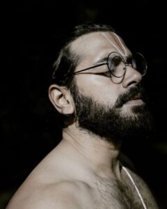 Ashwin Kakumanu Instagram - I wanted to shoot a series of photos recreating the spirit of iconic films/series/roles that made an impression. As a movie fan, as a cosplay geek, and a photography enthusiast, i wanted to pay tribute to the images that moved me. Here's the 1st one to kick it off. 

Presenting my #CinemaSpirit series. 

@manavalanandco

#HeyRam #SaketRam #spirit #cinema #essence #dressforthejobyouwant #photography #cosplay #ashwinkakumanu 

#Kamalsir @rkfioffl