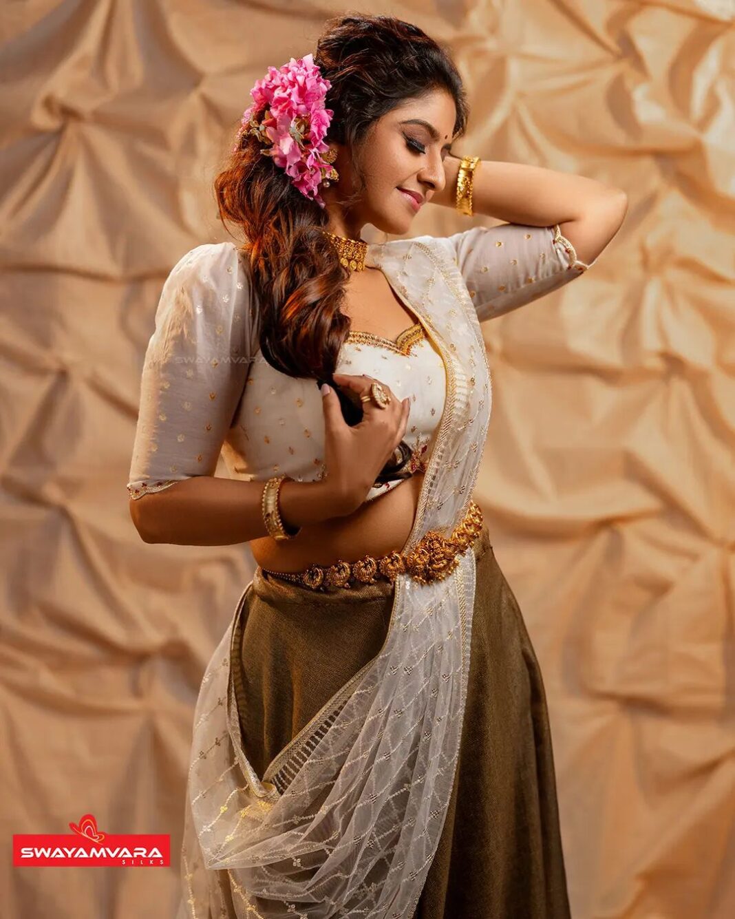 Athmiya Instagram - Swayamvara Silks Onam collections Inframe : @athmiyainsta Costumes : @swayamvarasilksindia Photography : @aghoshvyshnavamofficial MUA : @avinash_s_chetia Styling : @leirakuncysiby Ornaments : @bellamariaindia @riddhi_rental_jewellery #swayamvarasilksindia #swayamvarasilks #onam #onamcollection #newcollection #couture #fashioncouture #designerwear #onamfashion #fashioninsta #athmiya #keralaonam #keralafashion #newarrivals #athmeeya #aathmia #athmiyactress #instafashion #keraladhavani #dhavani #dhavaniset #photoshoot #grogeous #fashionworld #kerala #fashionindia #fashion #fashionstyle #trending #india