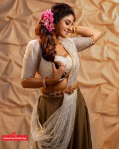 Athmiya Instagram - Swayamvara Silks Onam collections Inframe : @athmiyainsta Costumes : @swayamvarasilksindia Photography : @aghoshvyshnavamofficial MUA : @avinash_s_chetia Styling : @leirakuncysiby Ornaments : @bellamariaindia @riddhi_rental_jewellery #swayamvarasilksindia #swayamvarasilks #onam #onamcollection #newcollection #couture #fashioncouture #designerwear #onamfashion #fashioninsta #athmiya #keralaonam #keralafashion #newarrivals #athmeeya #aathmia #athmiyactress #instafashion #keraladhavani #dhavani #dhavaniset #photoshoot #grogeous #fashionworld #kerala #fashionindia #fashion #fashionstyle #trending #india