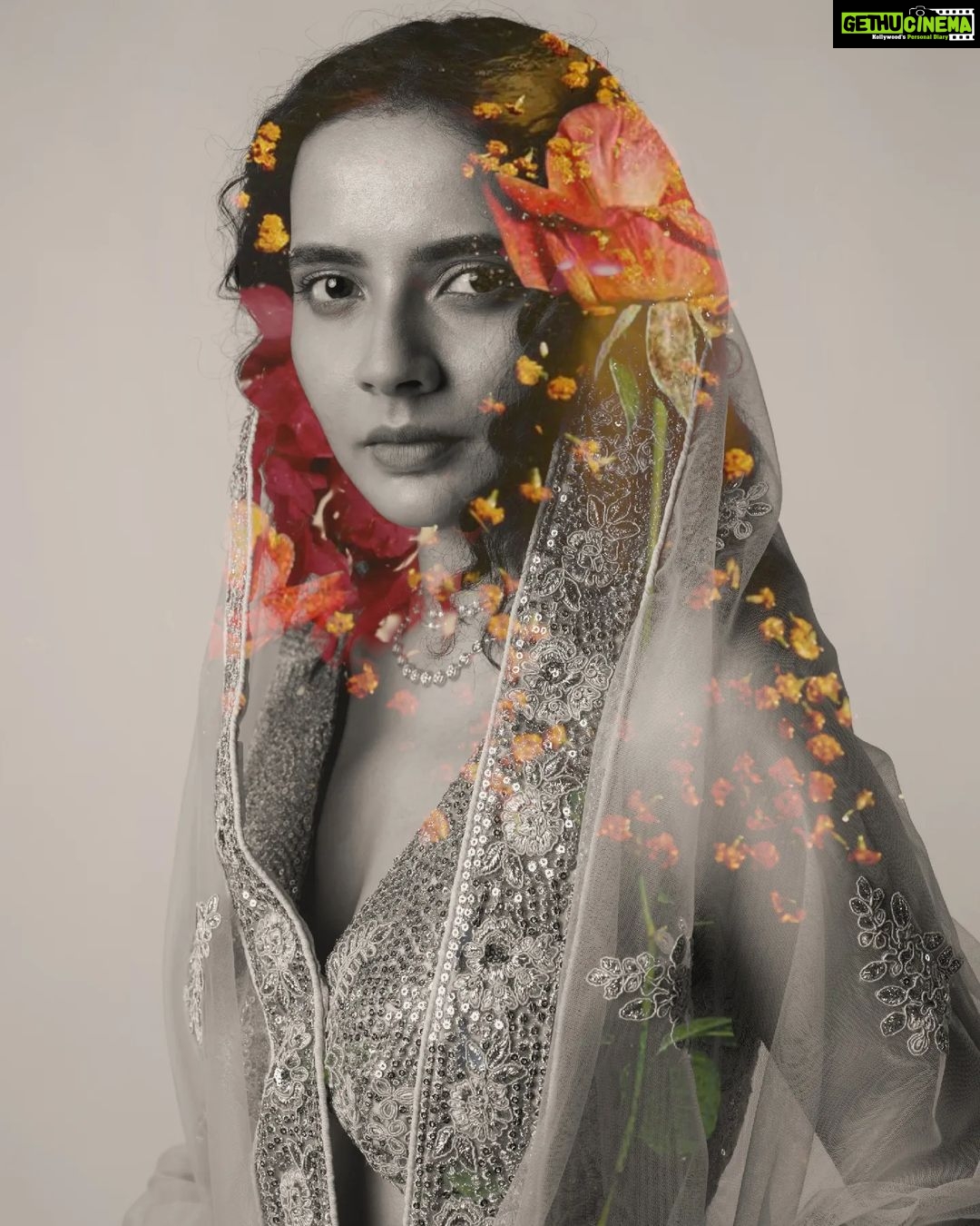 Athulya Chandra Instagram - Where is the earth when i'm with you ? ...... ...... @roots.productions @molecule__studio