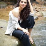 Athulya Chandra Instagram - Peaches 🌸 ..... ..... ..... Photo Courtesy @aghil_menon Stylist @yedhuu Location @wyte.mist_mountain_club @__maalam__ Lovelies @jinujayaraj @abhay_baburaj @anandclix