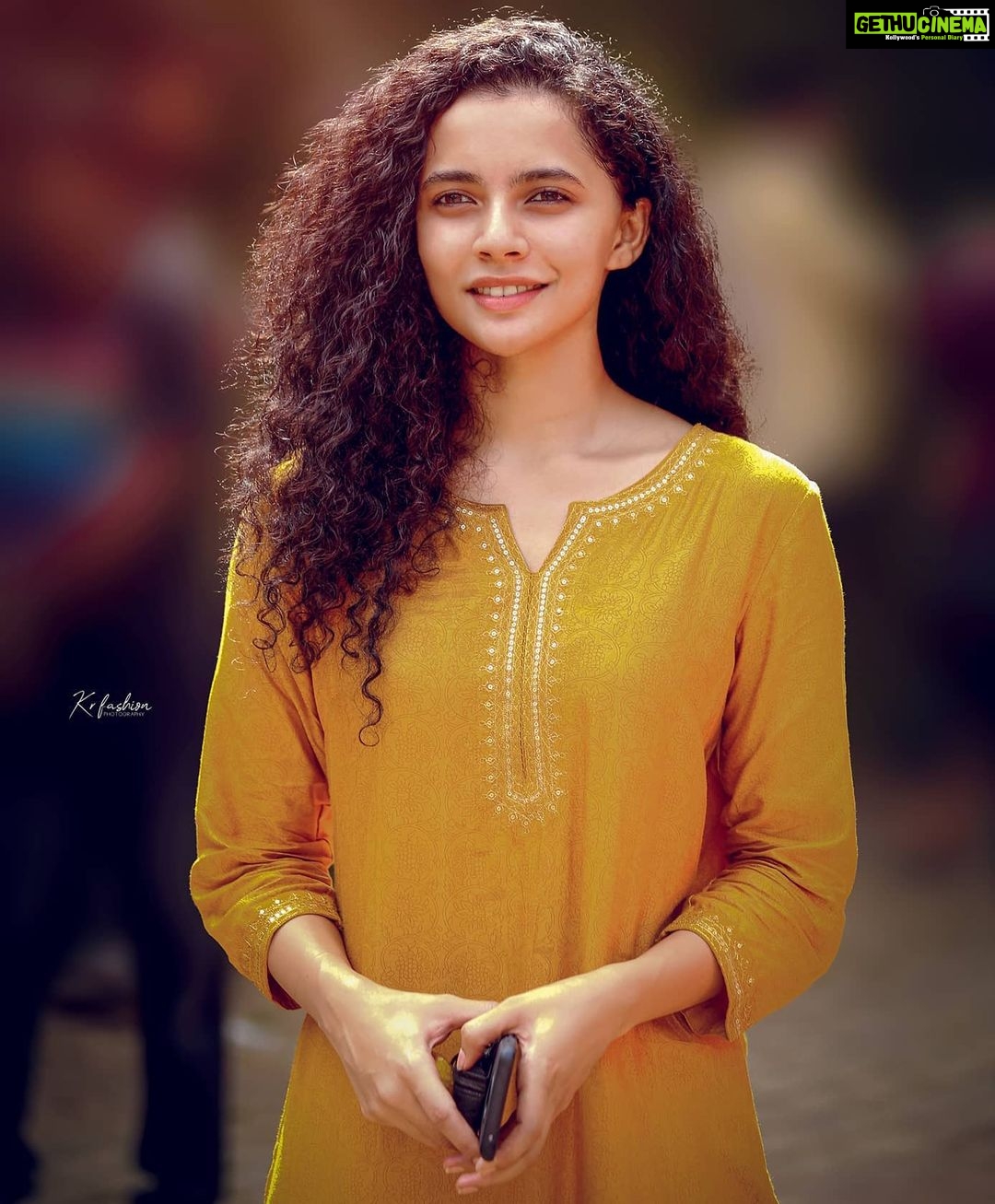 Athulya Chandra Instagram - 🌻 .... Photo courtesy @kiranjithkr