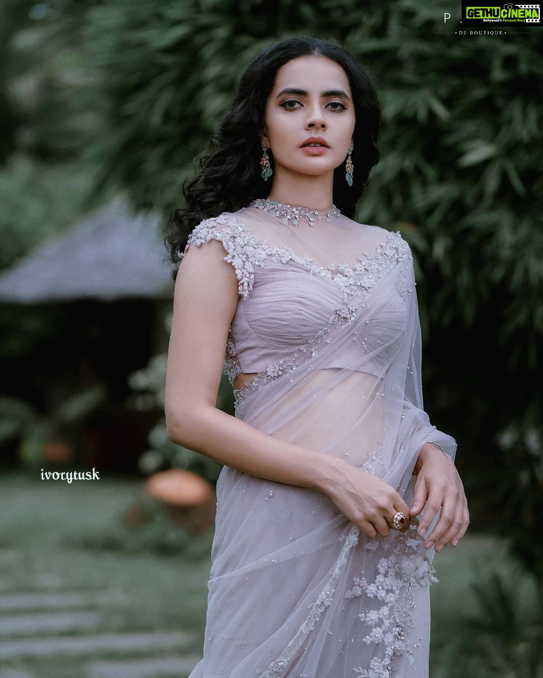 Athulya Chandra Instagram - मसाकली 🕊️ ..... ..... @paris_de_boutique @aandjcoutureofficial @ivorytusk_events @rakeshivory @roy_d.s @the_realeditor_ @sajil_sasikumar @libzalonso MUA @vikas.vks.makeupartist @mukeshmuralimukesh @nomarks_shibaz @santhosh_make_up @suluhairstylist Decor @executiveevents_kerala Jewelry @mdiamonds_boutique Model @jubee646 Location @les3elephants Special Thanks @balu_vilson @moncy__johnson @baketales_byfia #athulyachandra #grandeur