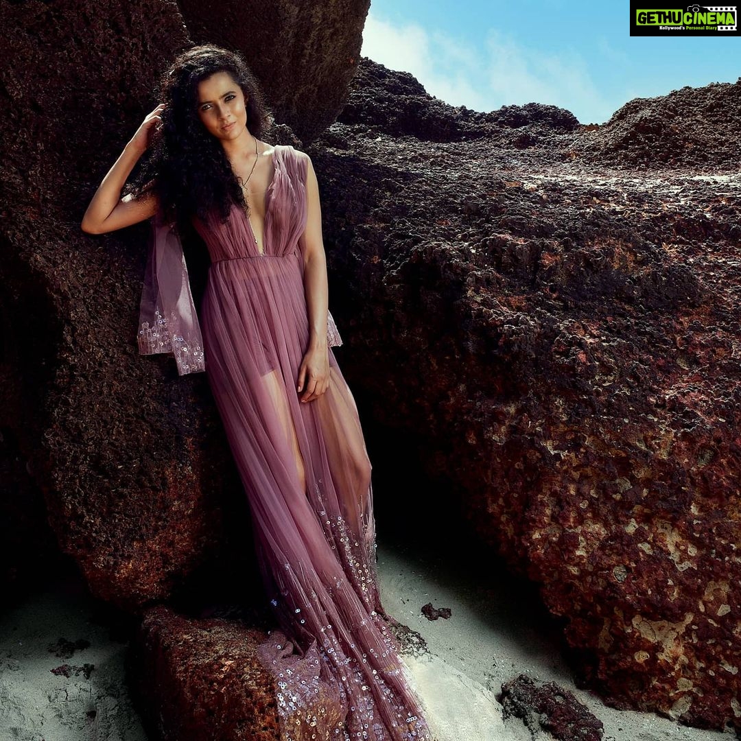 Athulya Chandra Instagram - ⭐ ...... 📸 @aghil_menon Couture @paris_de_boutique Stylist @yedhuu