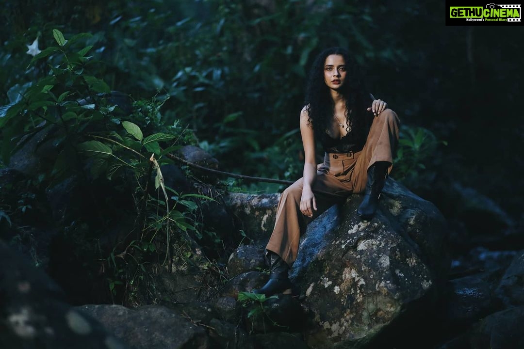 Athulya Chandra Instagram - Water Strider 💚💙 .. .. Photo courtesy@aghil_menon Production House@maxxocreative Stylist @yedhuu Costume & accessories @veromodaindia Location @wyte.mist_mountain_club @__maalam__ @abhay_baburaj @i_am_mr_pappaly ❤️🙏 .... .... .... #portraitshoot #veromoda