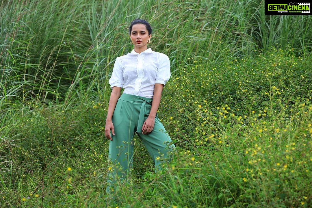 Athulya Chandra Instagram - Belle Vallée 🌻 .. .. 📸 @aghil_menon Production House@maxxocreative Stylist @yedhuu Costume & accessories @veromodaindia Location @wyte.mist_mountain_club @__maalam__ @abhay_baburaj @i_am_mr_pappaly ❤️🙏 .... .... .... #portraitshoot #veromoda