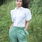 Athulya Chandra Instagram - Belle Vallée 🌻 .. .. 📸 @aghil_menon Production House@maxxocreative Stylist @yedhuu Costume & accessories @veromodaindia Location @wyte.mist_mountain_club @__maalam__ @abhay_baburaj @i_am_mr_pappaly ❤️🙏 .... .... .... #portraitshoot #veromoda
