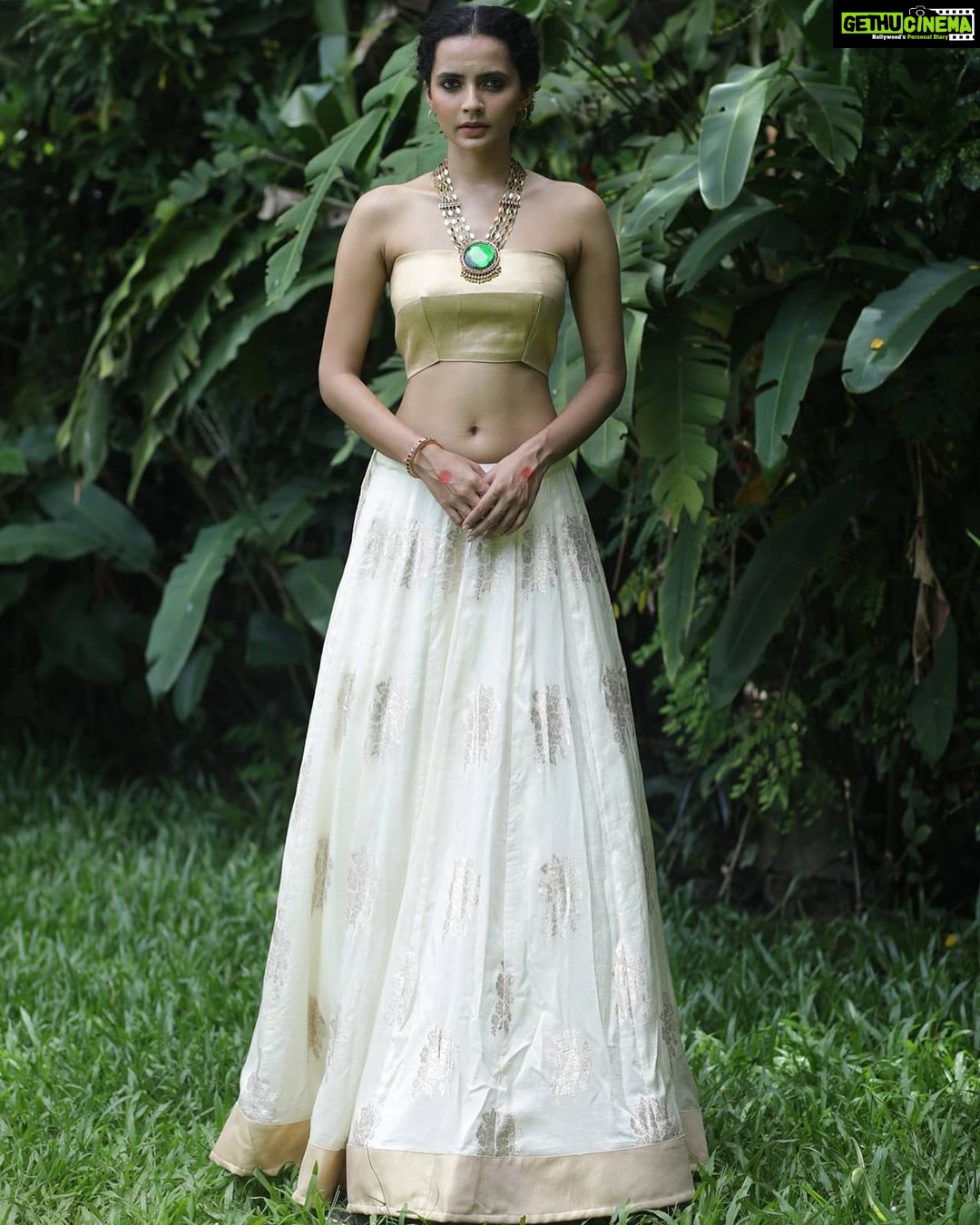Athulya Chandra Instagram - Happy Onam 🌼 aṅgana ;Sanskrit term for women. The hundred year old wooden stairs, aṅgana narrates the story of the green lush land of beauty .The story making way to the rooms upstairs that conspired a thousand whispered secrets. Photographed by @aghil_menon Fashion direction and Styling @rn.rakhi Cinematograpy @luke_jos Fashion assisted by @rali.alph Makeup and hair @prabinmakeupartist MUA assisted by @leenachinju Music by @gladson_selvaraj_ Video arranged by @bobyrajan_ Production @roots__creations @x.riyon.x @yedhuu gokulnarayanan Location partner @cghearth Fashion partners @thunnal @thunnalstudio @theboatsong @korvaiindia @c.j.artisanboutique @celia_palathinkal @stevemaddenindia .................................................................. #onam #kerala #mallu #onajonim #keralatourism #malayalam #keralawedding #keralagram #malayali #kochi #video #keralagodsowncountry #keralafood #india #keralasaree #onamcelebration #keralaphotography #keralam #keralaattraction #like #telegram #mollywood #bhfyp