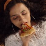 Athulya Chandra Instagram - for all the pizza lovers out there 🍕 🍕 Indulge in an extensive array of delicious pizza @oyalo_pizza DOP #manikandanvelayutham .. .. .. .. .. .. .. .. .. .. .. #pizza #hatsun #food #foodaddicts #pizzatime #veggies #chennai #chennaimodel #indiantv #oyalo #athulyachandra #cinematographer #vmanikandan #shoot #videoedits