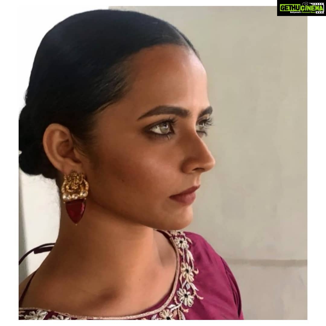 Athulya Chandra Instagram - gulaabđź’• .. .. .. .. .. .. .. #indianlook #contemporaryphotography #makeup #ethnic #classy #sabyasachiinspired #indianwomen #indianfashionmodel #darkskinlove #minimalfashion #mu