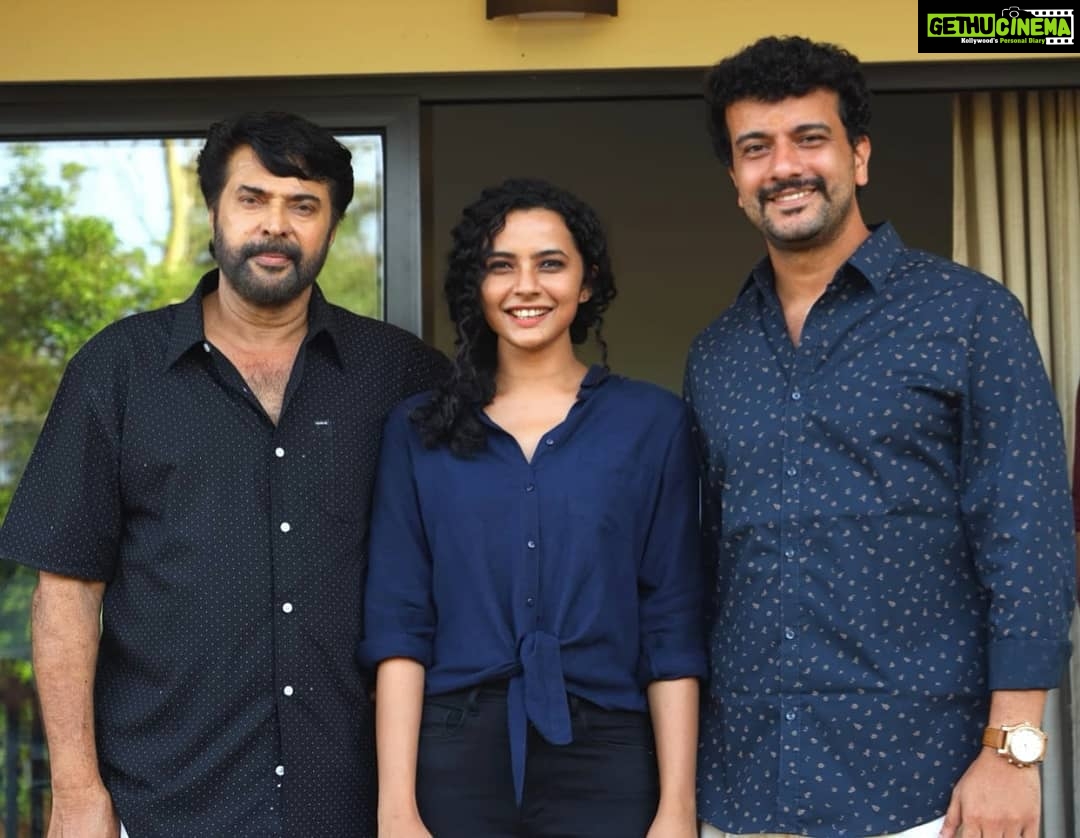 Athulya Chandra Instagram - posing with my favourites ❤️ Happy onam💮🌼 #ganagadharvan 💕(one more from the series) :) .. .. .. .. .. .. .. #malayalamcinema #bts #mammookka #onamspecial #ikka #mamooka #mammootty #rameshpisharody #mollywood