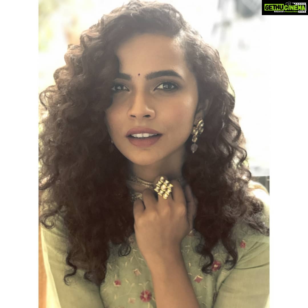 Athulya Chandra Instagram - Timeless✨ mua @miteshrajani thank you.. I love it ❤️ .. .. .. .. .. .. .. .. .. .. .. .. .. .. ... .. .. .. .. .. #statement #contemporary #portraitmodel #indian #indianlook #ethnic #slowfashion #fashion #statementjewelry #look #indianmodel #kerala #perspective #shoot #festivelook #celebration