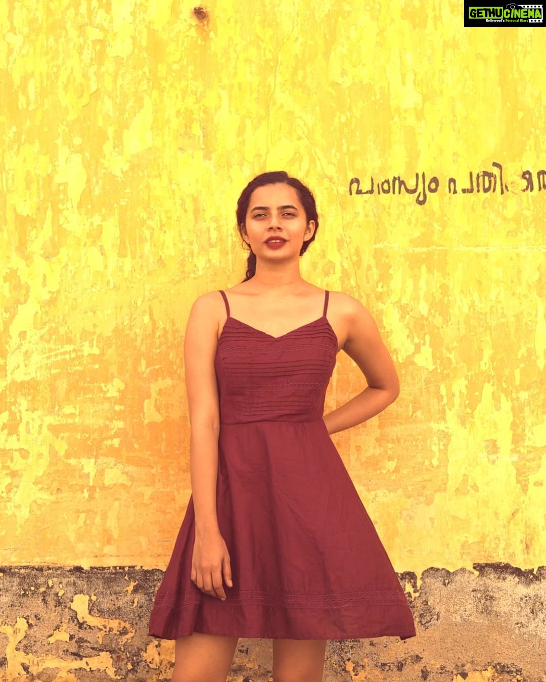 Athulya Chandra Instagram - STICK NO BILLS 💋 . . . . . . . . #vscom #kerala #plumkiss #portraitmodel #winelook #tanned #kochibiennale2018 #portraitphotography #lips #scoutme #indianmodel #glowup #vintagefashion