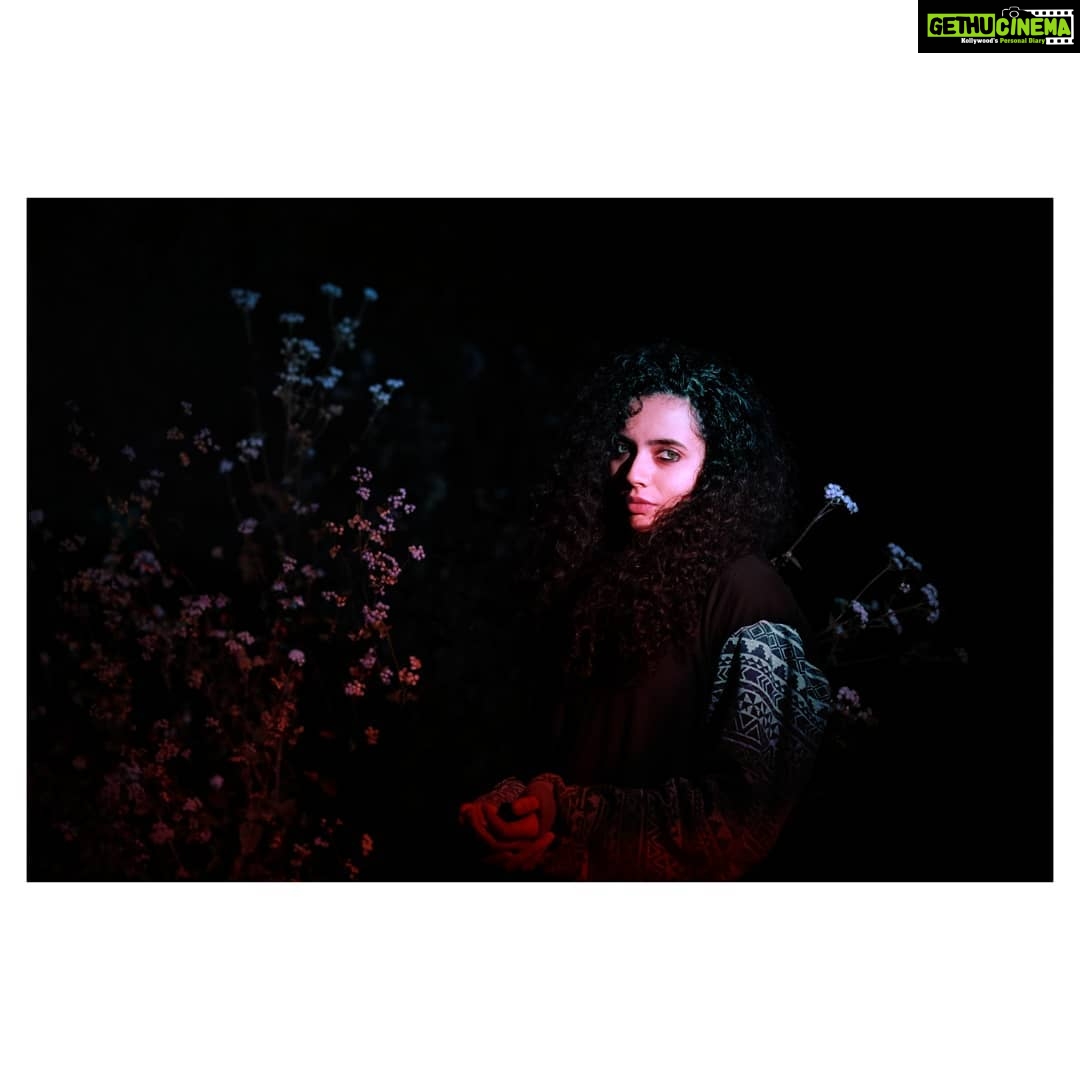 Athulya Chandra Instagram - the reliable silence.. .. .. .. .. 📸@udithvykkattil .. .. .. .. .. .. ... .. . .. . #nightphotography #whiteflowers #testshoot #gothic #darkness #fashionblog #perspectivephotography #perspective #instapic#quitethechaos
