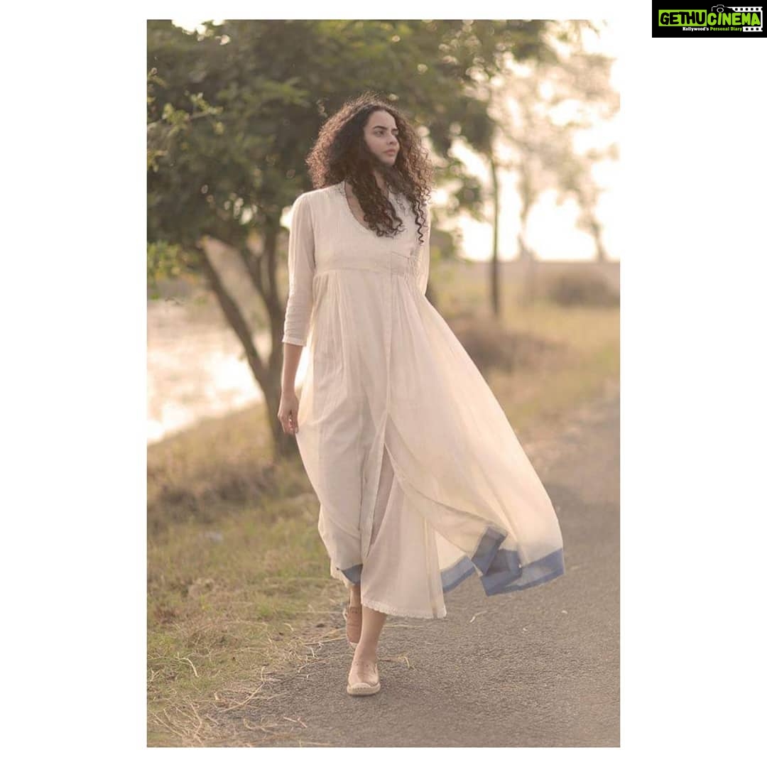 Athulya Chandra Instagram - marupiravi π .. .. .. .. . .. .. #outfitoftheday#indianhandlooms#indiancrafts#ethnic#fashionphotography#slowfashion #imgmodelscout #scoutme #hippie #loosecurls #kochibiennale2018 #fashionblog #indian