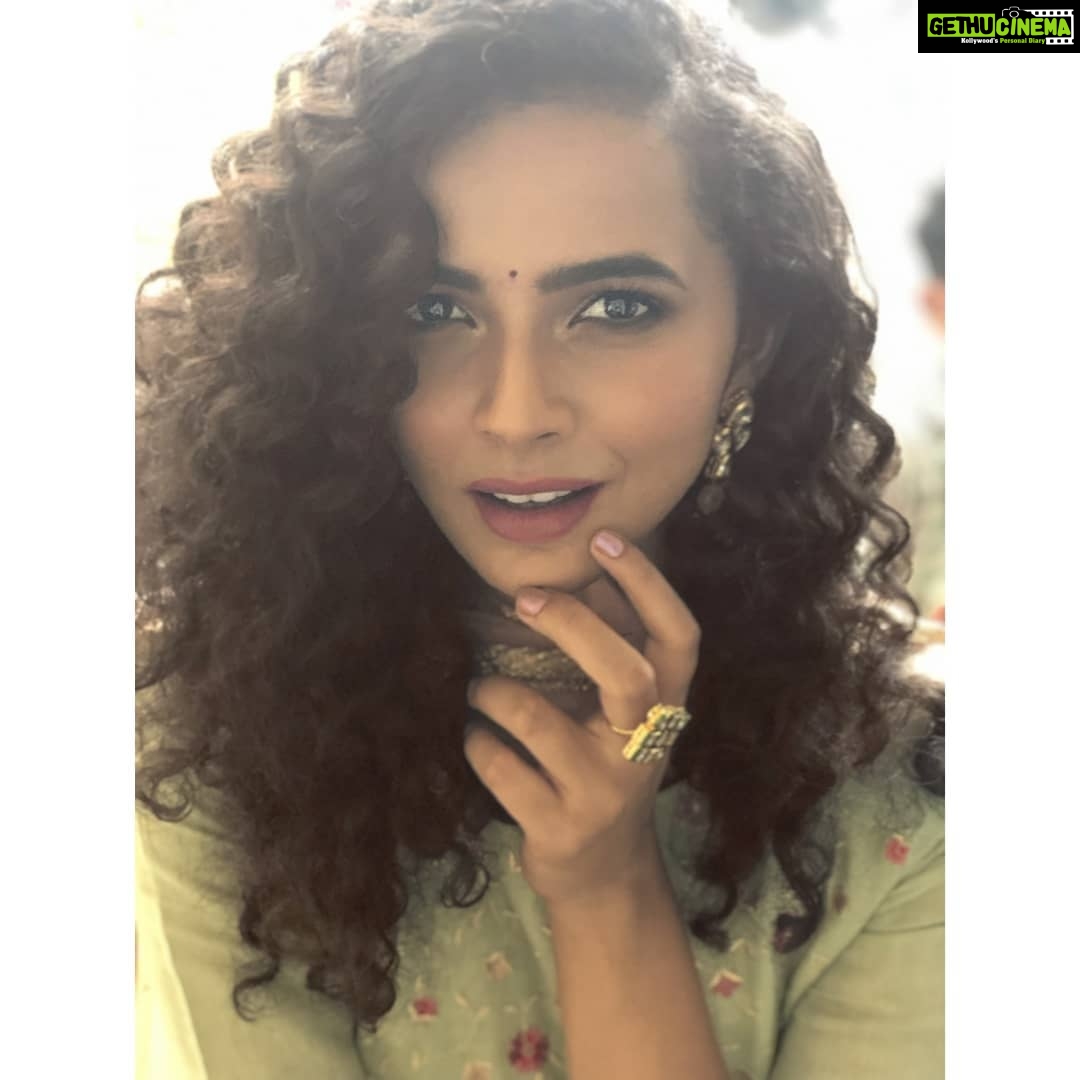 Athulya Chandra Instagram - Timeless✨ mua @miteshrajani thank you.. I love it ❤️ .. .. .. .. .. .. .. .. .. .. .. .. .. .. ... .. .. .. .. .. #statement #contemporary #portraitmodel #indian #indianlook #ethnic #slowfashion #fashion #statementjewelry #look #indianmodel #kerala #perspective #shoot #festivelook #celebration