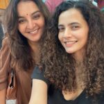 Athulya Chandra Instagram - Look who I bumped into …can’t resist to post this one 😍😍 With our lady SuperStar @manju.warrier ♥️💫