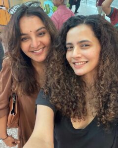 Athulya Chandra Instagram - Look who I bumped into …can’t resist to post this one 😍😍
With our lady SuperStar @manju.warrier ♥️💫