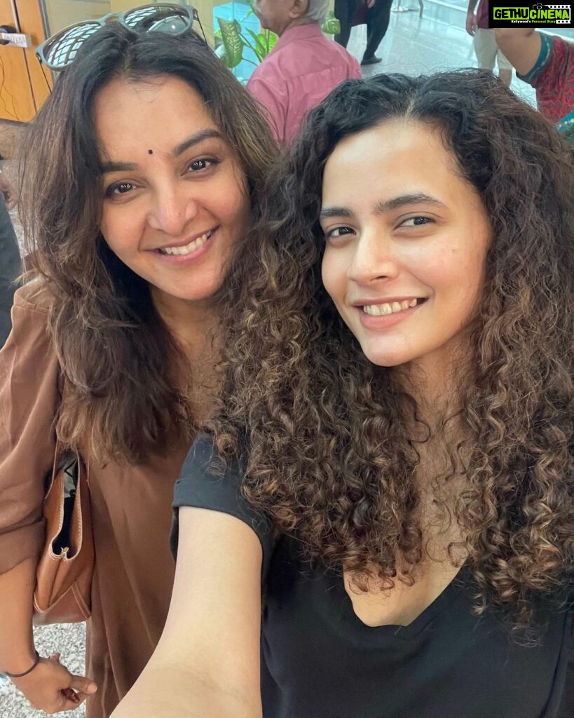 Athulya Chandra Instagram - Look who I bumped into …can’t resist to post this one 😍😍 With our lady SuperStar @manju.warrier ♥️💫