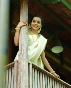 Athulya Chandra Instagram - ✨💫

#onam2022
@arakkalgolddxb ♥️