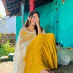 Athulya Ravi Instagram - Old is always gold 💛 This place is very close to my heart ❤️ #homesweethome🏡 #native #ancestertemplevisit #coimbatore #familytime #realhappiness❤️ !! Salwar @vkfashion2018 👗❤️