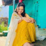 Athulya Ravi Instagram - Old is always gold 💛 This place is very close to my heart ❤️ #homesweethome🏡 #native #ancestertemplevisit #coimbatore #familytime #realhappiness❤️ !! Salwar @vkfashion2018 👗❤️