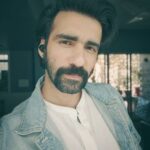 Avinash Tiwary Instagram - Adhoore se! Halaat kuch aise hain, Ishara ho nahi sakta, Pukara ja nahi sakta. Tumhara hoon kyunki, Mera koi nahi... Haq to diya hai tumney Uss Haq pe mera koi haq nahi... Apna bhi hai, Duniya ka bhi kuch.. Sacha bhi hai, Jhoota bhi bahut kuch... Kho gaye the ya bin manzil ka safar tha... Saath toh the par raah pe koi haq nahi... Sabkuch tha par phir bhi kuch nahi Kal jo tha woh Kal ke liye sahi nahi... Halaat kuch aise hain Raha ja nahi sakta Roka ja nahi sakta.