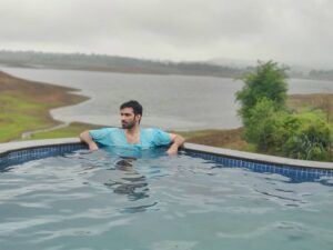 Avinash Tiwary Instagram - Mujhe bahut maza aaya...socha bata doon :) Thank you @travalongstays for hosting my family. Grateful! Vaitarna Dam