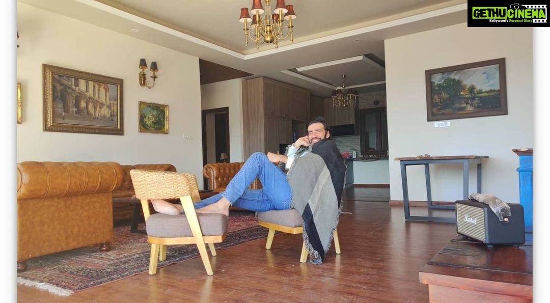 Avinash Tiwary Instagram - Manzil ki Zaroorat sirf isliye hai ki safar ho sake aur Manzil ki Zaroorat sirf isliye hai ki Safar ruk sake... Zaroorat sach mein sirf Saathi ki hai ki ek Khoobsurat Safar Kat Sake