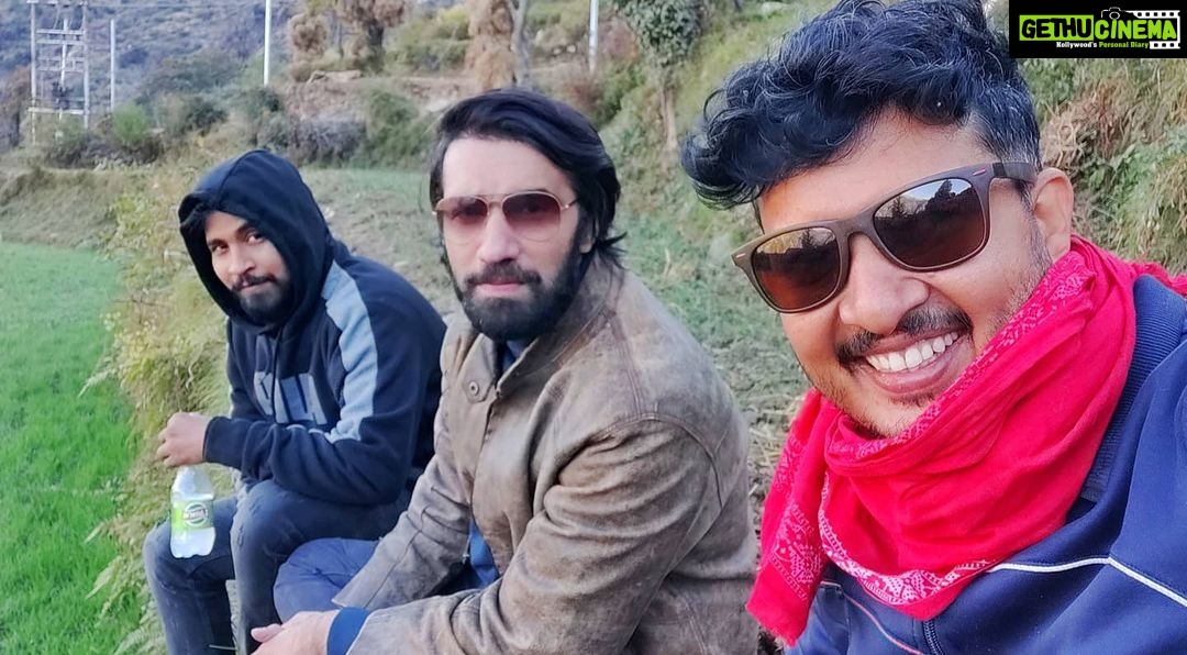 Avinash Tiwary Instagram - Manzil ki Zaroorat sirf isliye hai ki safar ho sake aur Manzil ki Zaroorat sirf isliye hai ki Safar ruk sake... Zaroorat sach mein sirf Saathi ki hai ki ek Khoobsurat Safar Kat Sake