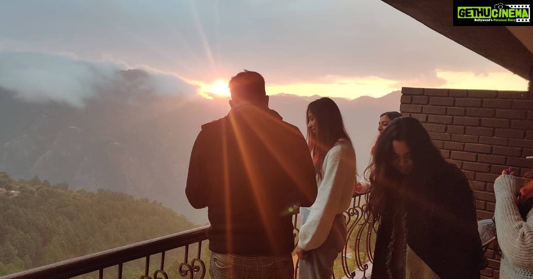 Avinash Tiwary Instagram - Vahi Pahad,Vahi Aasman,Vahi Badal,Vahi Suraj,Vahi Chaand... Vahi kisi ki yaad ka na hona, Vahi har khayal ka khona... Har din Ek nayi Manzil Aur Bas Safar!