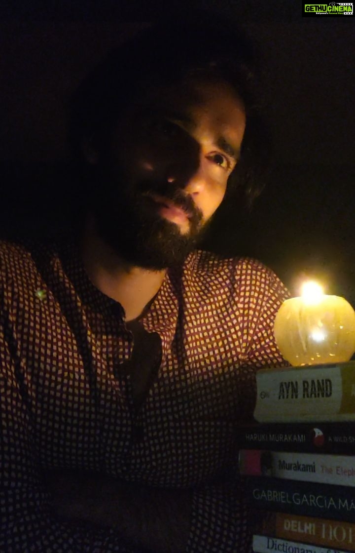 Avinash Tiwary Instagram - Kisi ne poocha...Kya kabhi yaad kiya Maine kaha "Raat se Din, Din se Raat kiya" ;) Found this lovely poem penned by @neharai_o_o I hope you like the rendition :) Acha lage toh batana aur jisey tumne yaad kiya us tak meri awaaz pahunchana. रात से दिन , दिन से रात की तू तो ना था ,पर तेरी ही तुझसे बात की बहुत सी बातें थी शिकस्त की और मात की गुज़रते हुए लमहात की ,तेरे साथ की , ऐसे ख़्वाब की ना होते हुए भी होना तेरा , इस हालात से इजात की तेरे इस आघात की , शहर -ऐ -ज़ात की अर्थ के अर्थात् की ,इस ज़िंदगी के बाद की तो अफ़सोस क्यूँ करूँ तुझसे ना मुलाक़ात की और ज़मींदोज़ इन जज़्बात की ? कि ये मनचला मन तो तब भी ना डरा जब तूने जा के कभी ना लौटने की बात की । मसला -ए- ग़रूर ना समझना , इश्क़ है मेरा ,कि तेरे जाने पे लगाएँगे आवाज़ तक नही, कि मेरे पलके मींचते तू बेमर्जी भी यहीं होगा , मोहब्बत की इन ताक़तों का मेरी जान तुझे अंदाज़ा तक नही । **(शहर -ऐ -ज़ात - City of Self, ज़मींदोज़- Under the surface, ग़रूर- Arrogance,) #atkalockdown