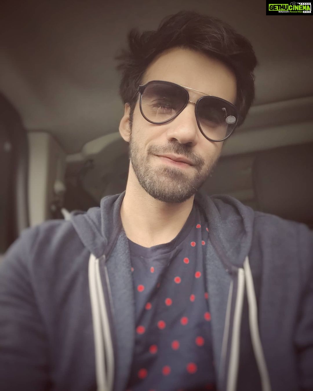 Avinash Tiwary Instagram - Tum mujhe ab buri lagne lagi ho, Mere andar ka shayar marr gaya kya?- Azhar Iqbal Kya baat hai ki tum mujhe yaad kar rahi ho, Kahin naye Aashiq se tumhara dil bhar gaya kya??- Mara hua Shayar 🤣🤣🤣🤣 Advance mein Shukriya 🤣🤣🤣🤣