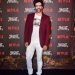 Avinash Tiwary Instagram - #GhostStories Screening Spooking the world with just 'tash'! Also, Merry Christmas Everyone!! Styled by @krishnabhanushali12 HMU- @vinitblunt786 @faiza_moosa137 📸- @_nikhilwa